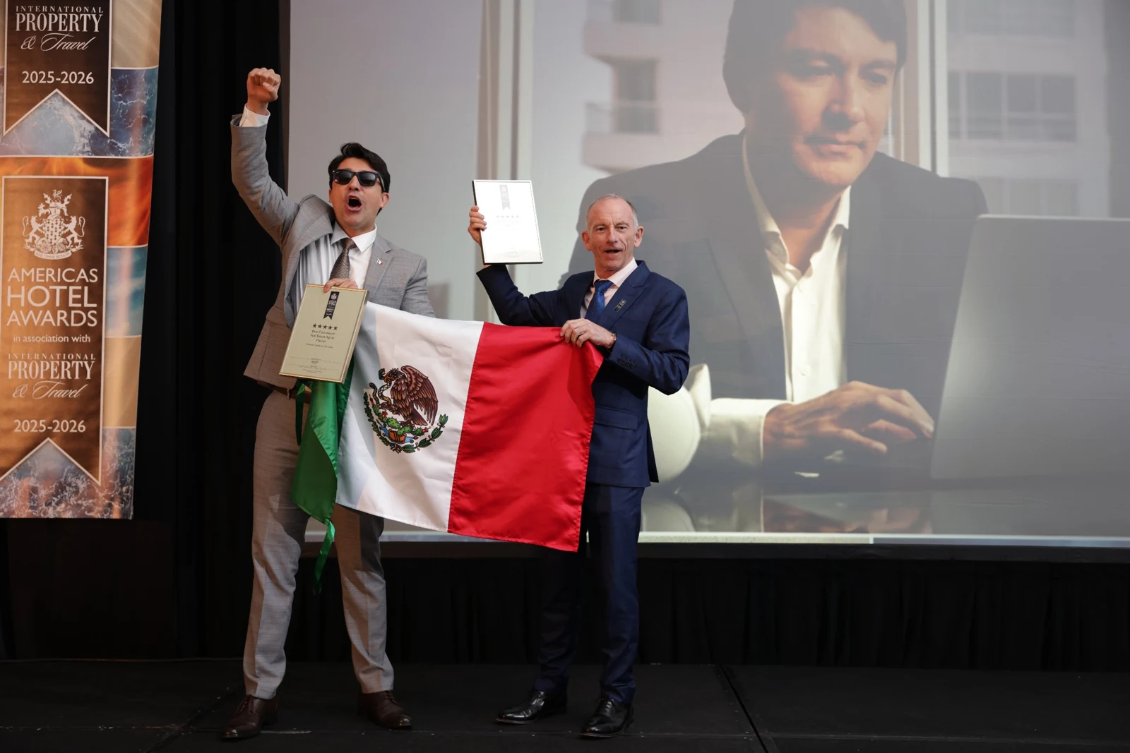 Antonio Sandoval mit der mexikanischen Flagge bei der internationalen Preisverleihung 2025–2026